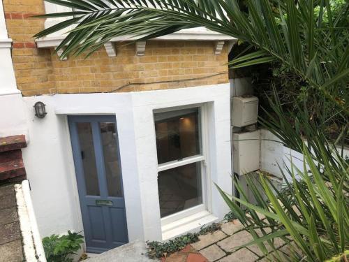 Lovely self-contained basement studio with kitchen - Tap to explore photos