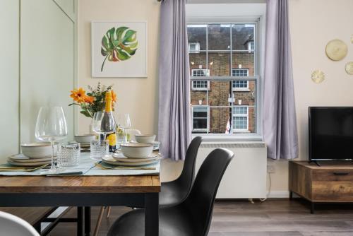 Chic 2 Bedroom Apartment near Liverpool Street by Gold Stays - Tap to explore photos