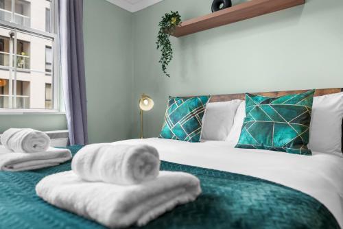 Chic 2 Bedroom Apartment near Liverpool Street by Gold Stays - Tap to explore photos
