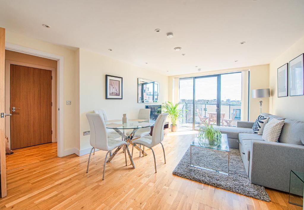 Charming Flat with Balcony near Tower Bridge - Tap to explore photos