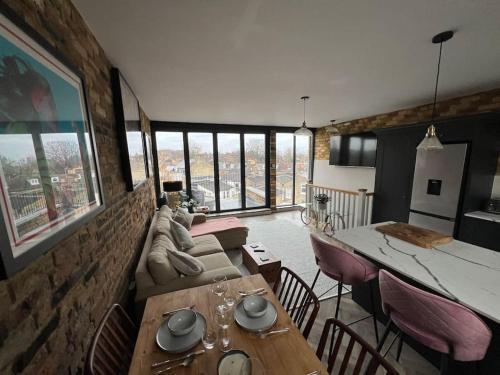 Stylish 2 bed Flat with Balcony Great views NrTube - Tap to explore photos