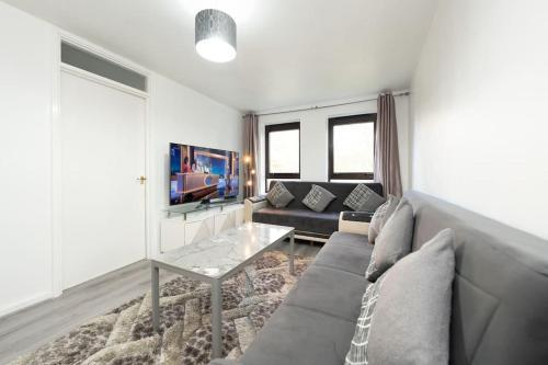Idyllic Stylish Apartment with Fast Speed Broadband & Free Parking - Tap to explore photos