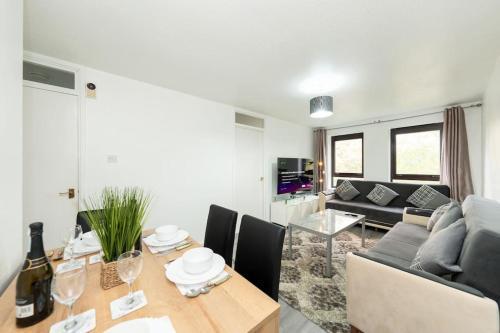 Idyllic Stylish Apartment with Fast Speed Broadband & Free Parking - Tap to explore photos
