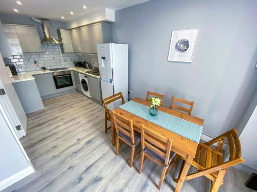 Stylish 1 Bedroom Flat - 5 Guest London- F1 - Tap to explore photos