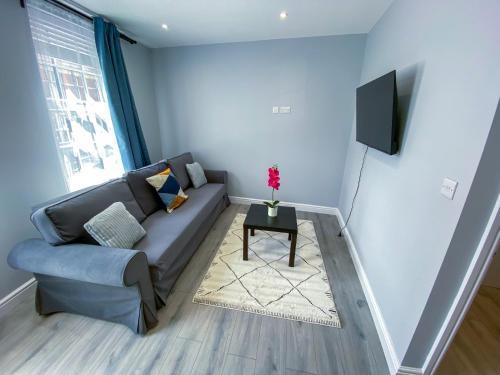 Stylish 1 Bedroom Flat - 5 Guest London- F1 - Tap to explore photos