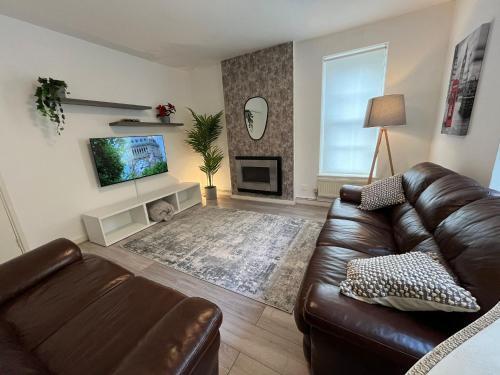 City Charm: Spacious 3-Bed with Garden Oasis - Tap to explore photos