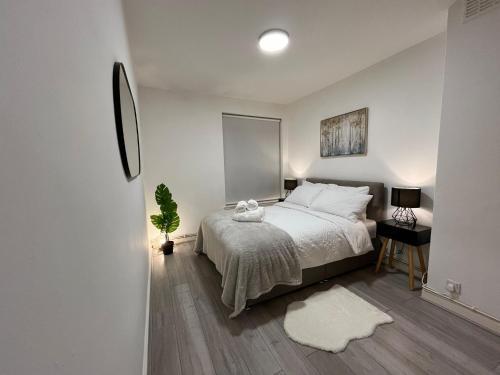 City Charm: Spacious 3-Bed with Garden Oasis - Tap to explore photos