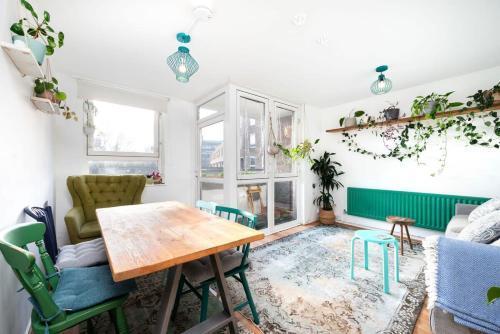 Cozy 1-Bedroom Oasis with Balcony in London's Heart - Tap to explore photos