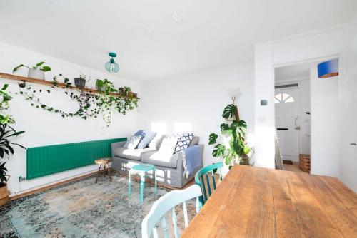 Cozy 1-Bedroom Oasis with Balcony in London's Heart - Tap to explore photos
