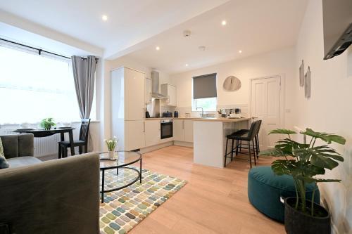 Bright & Large 3 Bed Flat in London - Tap to explore photos