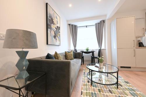 Bright & Large 3 Bed Flat in London - Tap to explore photos