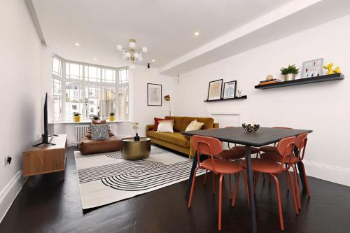 Hyde Park Brand New 3 bed - Tap to explore photos