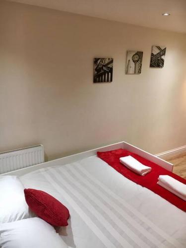 One Bedroom Flat in Central London - Tap to explore photos