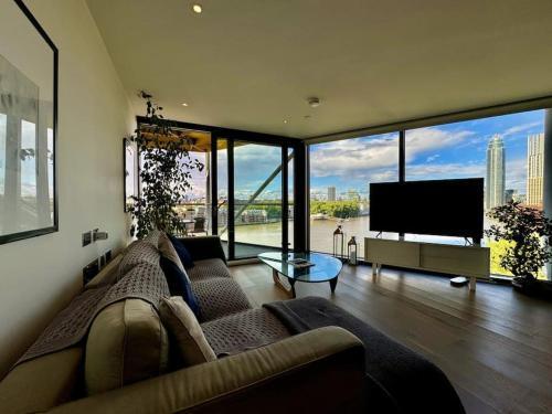 Nine Elms River London Eye View 2BD 2BA - Tap to explore photos