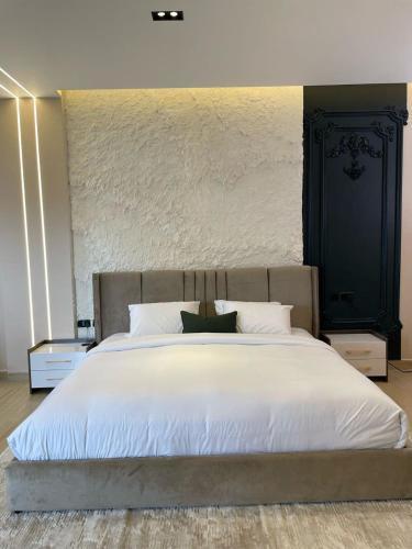 Excellent Excel/Stratford Apartment - Tap to explore photos