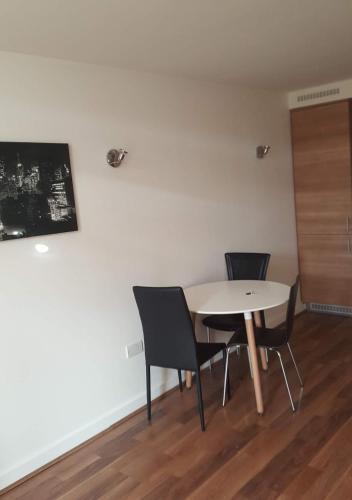 Excellent Excel/Stratford Apartment - Tap to explore photos