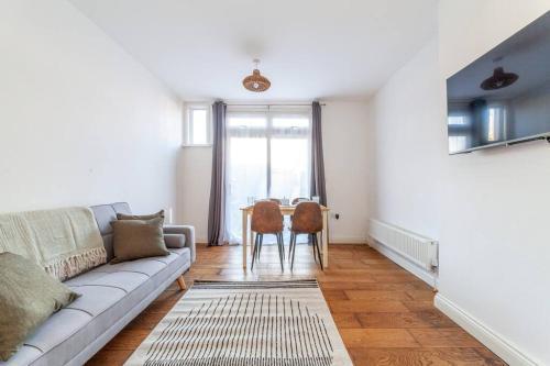 Sleek & Modern 2 BD in London - Sleeps 7 - Parking - Tap to explore photos