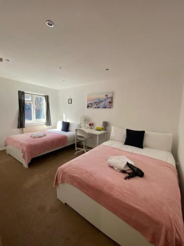 Fabulous Private Bedrooms near Euston Station, Central London Room Type - Quadruple Room