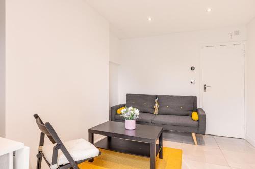 Central Studio with private garden, 2min Tube - Tap to explore photos