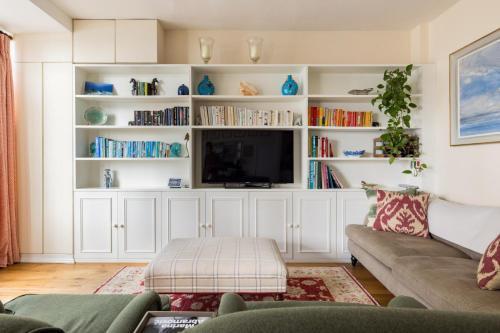 Traditional Treasure – 3 Bedroom Home by Hyde Park - Tap to explore photos