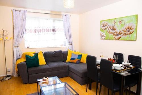 Inviting 1-Bed Apartment in London near Hotsput - Tap to explore photos