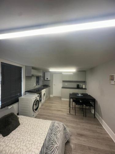 Super central 2 bed flat - Tap to explore photos