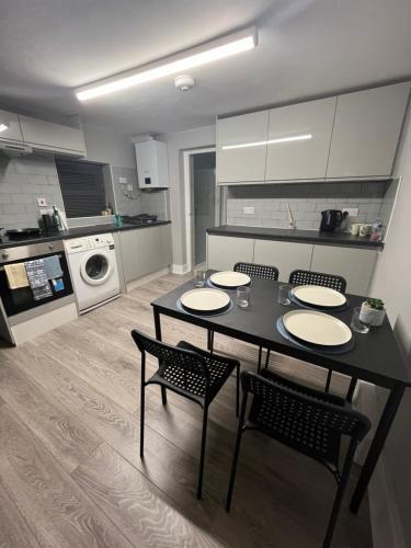 Super central 2 bed flat - Tap to explore photos