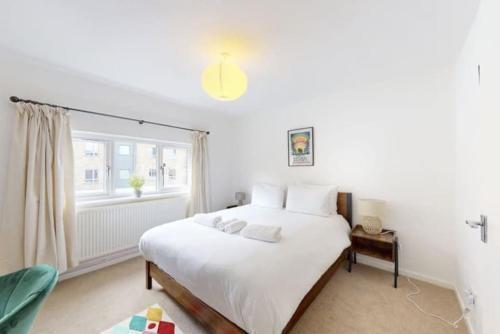 Newly furnished 4BR house in Islington - Tap to explore photos