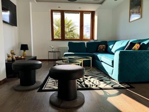 Luxurious 3Bed House with Spa Bath & Garden - Tap to explore photos