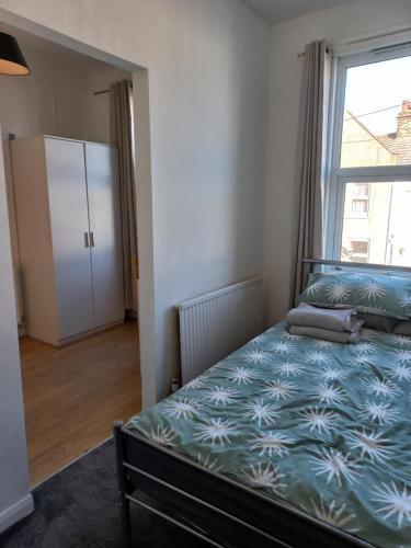 The Seven Spots Ensuite Double Bedroom London - Tap to explore photos