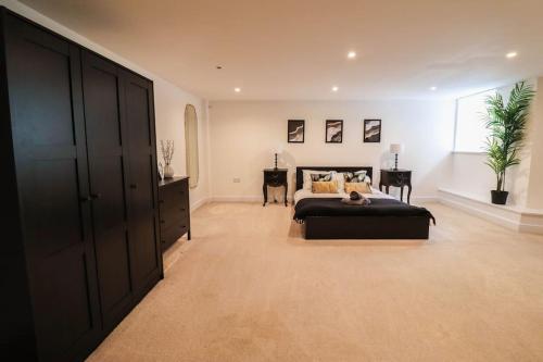 Spacious London 2 Bed Flat with Parking -10mins from Central - Tap to explore photos