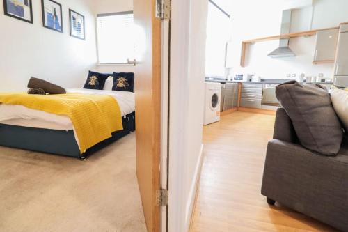 Spacious London 2 Bed Flat with Parking -10mins from Central - Tap to explore photos