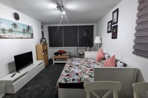 1 bed flat with free parking in E13 - Tap to explore photos