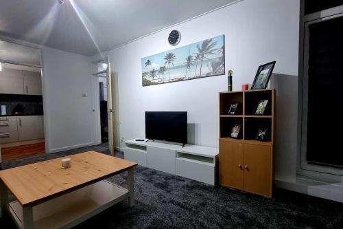 1 bed flat with free parking in E13 - Tap to explore photos