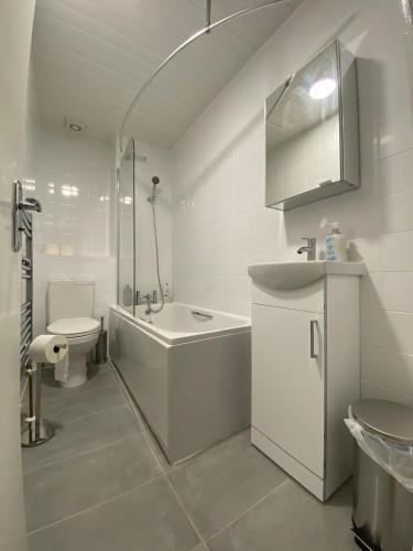Comfy Private Bedrooms across the Euston Station - Tap to explore photos