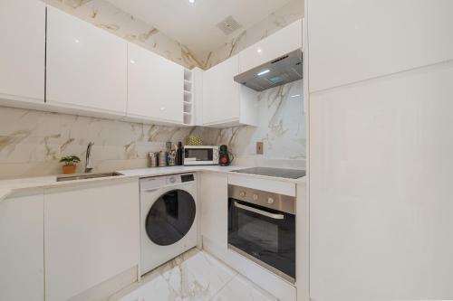 Elegant 3 Bedroom Apartment on Oxford Street Luxury Living in Central London 2GC - Tap to explore photos