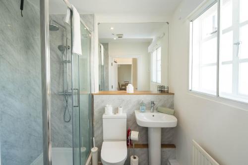 2BD London Flat - City Buzz & Parkside Serenity - Tap to explore photos