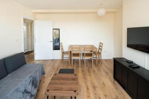 2BD London Flat - City Buzz & Parkside Serenity - Tap to explore photos