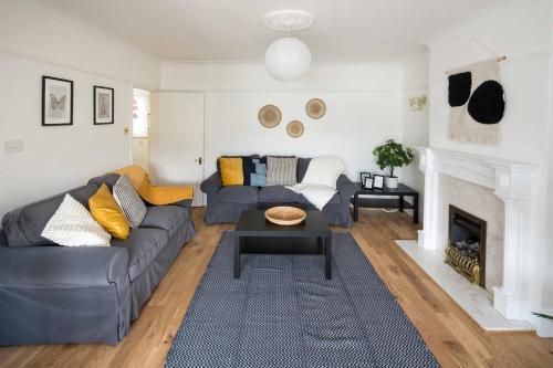 Spacious 4BD Home near Gatwick & LDN Links - Tap to explore photos