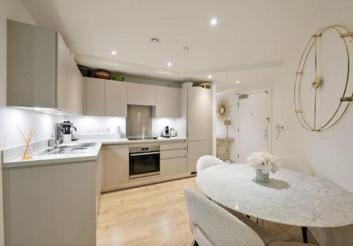 Boutique Designer Apartment with Balcony-2 bedroom - Tap to explore photos