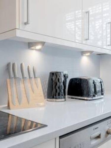 Top location - spacious 2bed in front of Hyde Park - Tap to explore photos