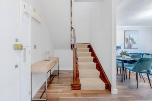 Top location - spacious 2bed in front of Hyde Park - Tap to explore photos