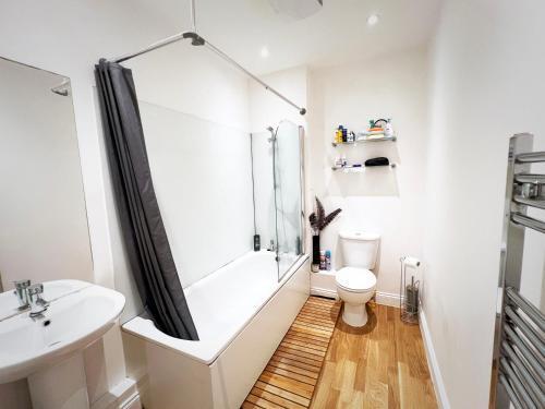 Bedroom 2, Queens Road - Tap to explore photos