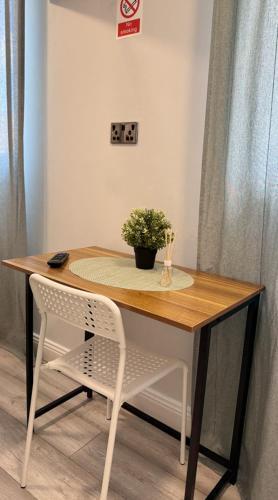 Studio flat in acton (016) - Tap to explore photos