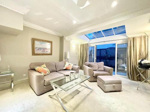 Mayfair 2 Bedroom With Large Private Terrace - Tap to explore photos