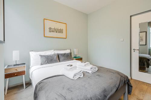 Stunning Central 2BR Flat btw Soho & Covent Garden - Tap to explore photos