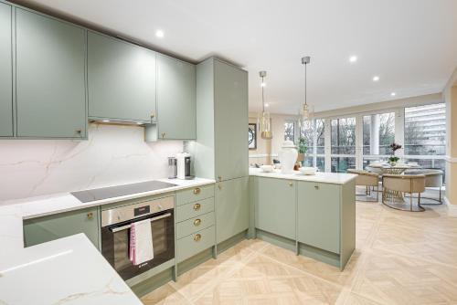 Stunning 2BR 2Bth Apartment with AC in the heart of Chiswick - Tap to explore photos