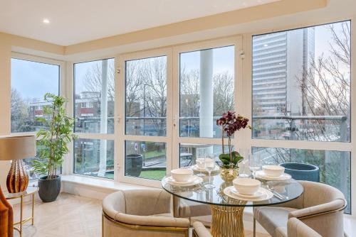 Stunning 2BR 2Bth Apartment with AC in the heart of Chiswick - Tap to explore photos