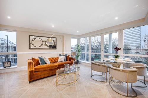 Beautiful 2Bd 2Bth Chiswick Apartment with AC and Private Balcony - Tap to explore photos