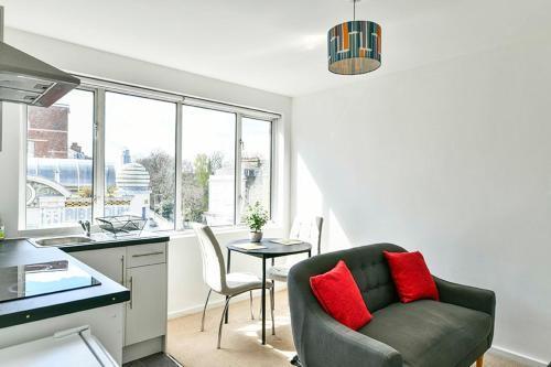 Cosy 1BR South Kensington apartment - Tap to explore photos